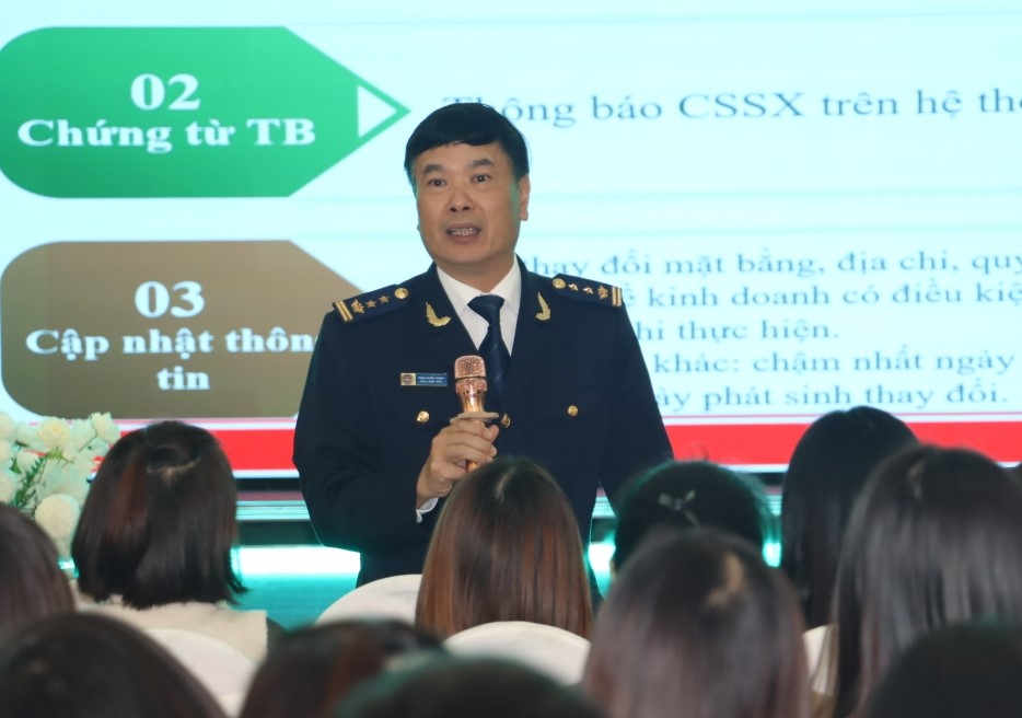 &Ocirc;ng Trần Quốc Ch&iacute;nh, Đội trưởng Hải quan Th&aacute;i B&igrave;nh ph&aacute;t biểu tại Hội nghị. Ảnh: TB