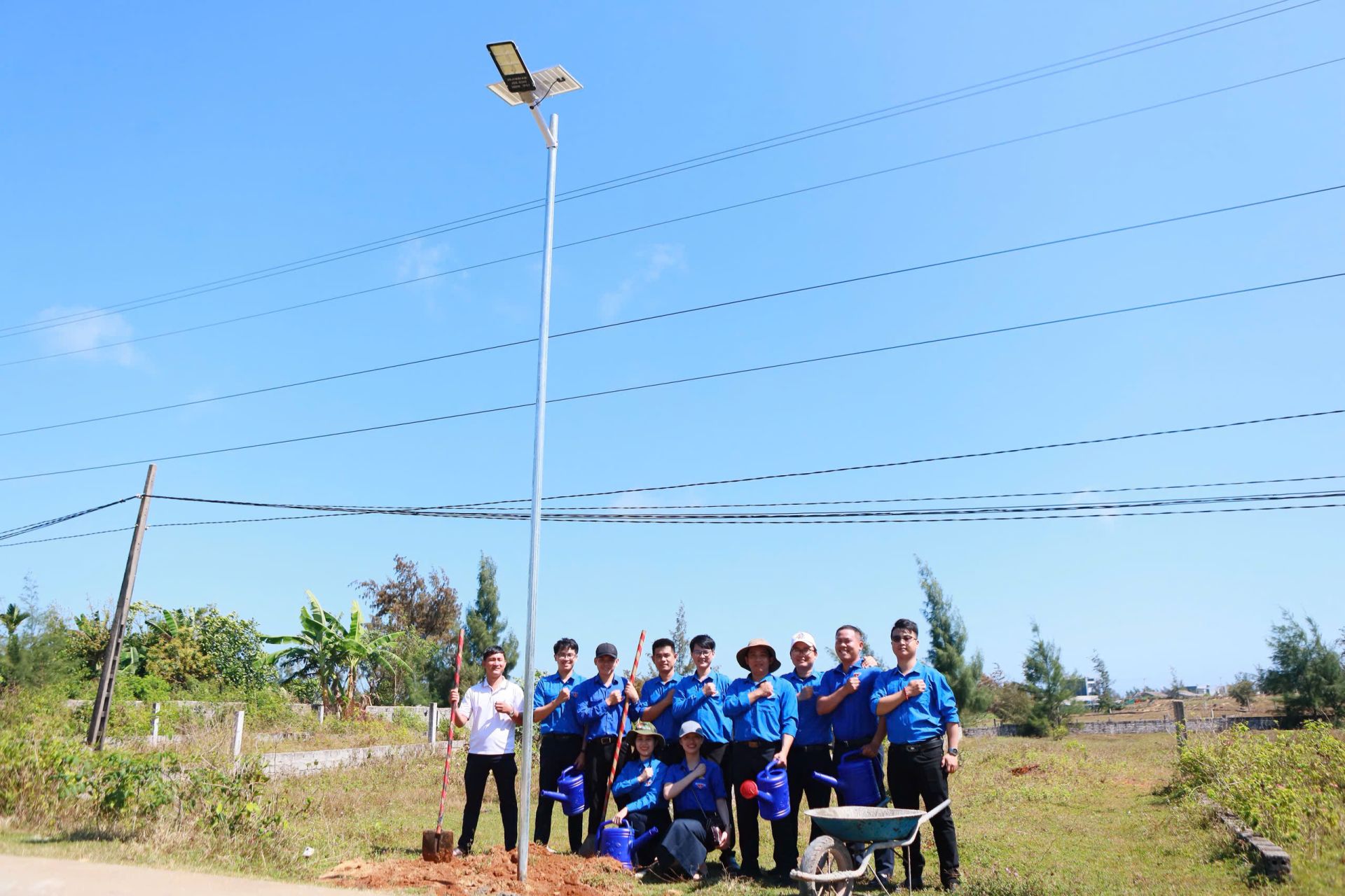 Chị Nguyễn Lan Hương (đội mũ tai b&egrave;o ngồi dưới) c&ugrave;ng Đo&agrave;n Thanh ni&ecirc;n BSR lắp đặt trụ đ&egrave;n điện mặt trời trong c&ocirc;ng tr&igrave;nh &ldquo;Tuyến đường năng lượng mặt trời&rdquo; tại x&atilde; Đ&ocirc;ng Sơn (tỉnh Quảng Ng&atilde;i)