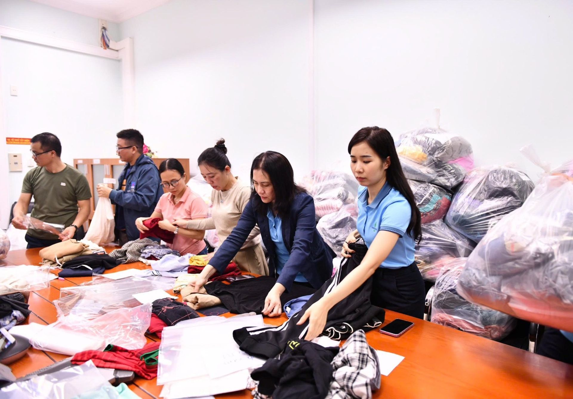 B&iacute; thư Đo&agrave;n Thanh ni&ecirc;n BSR Nguyễn Lan Hương (ngo&agrave;i c&ugrave;ng b&ecirc;n phải) c&ugrave;ng c&aacute;c CBCNV BSR chia sẻ c&aacute;c phần qu&agrave; hỗ trợ người d&acirc;n miền Trung bị ảnh hưởng lũ lụt cuối năm 2025