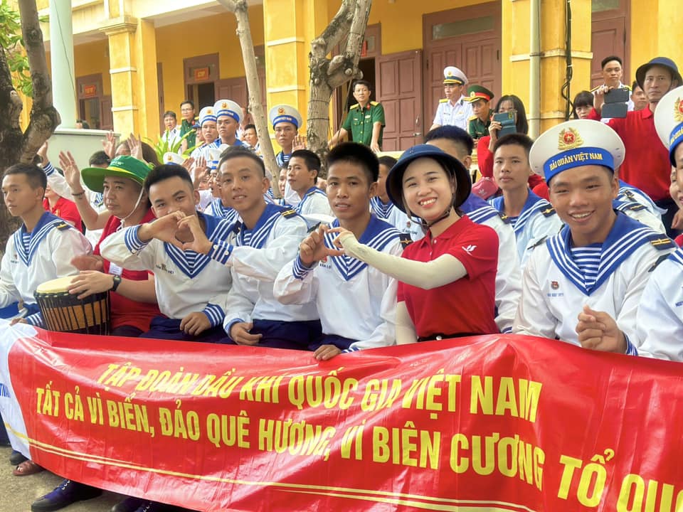 B&iacute; thư Đo&agrave;n thanh ni&ecirc;n BSR Nguyễn Lan Hương trong chuyến c&ocirc;ng t&aacute;c tại Trường Sa