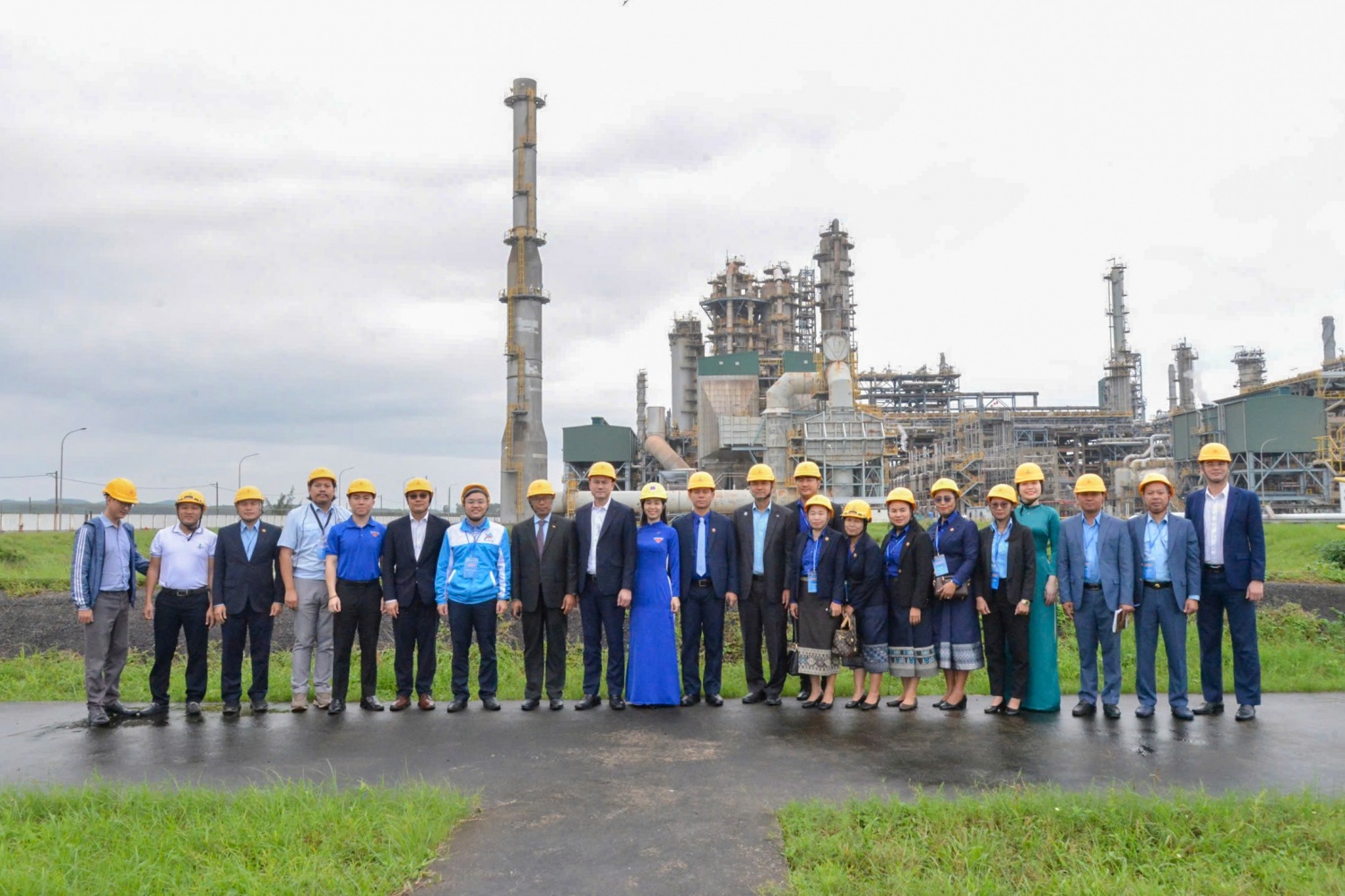 B&iacute; thư Đo&agrave;n thanh ni&ecirc;n BSR Nguyễn Lan Hương (&aacute;o d&agrave;i xanh) chụp h&igrave;nh lưu niệm c&ugrave;ng Trung ương Đo&agrave;n Thanh ni&ecirc;n Việt Nam - L&agrave;o - Campuchia trong chuyến tham quan thực tế v&agrave; t&igrave;m hiểu c&ocirc;ng nghệ tại Nh&agrave; m&aacute;y Lọc dầu Dung Quất