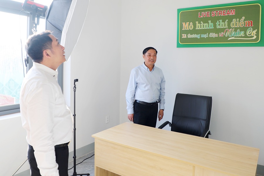 L&atilde;nh đạo UBND tỉnh thăm khu vực tổ chức livestream của khu trưng b&agrave;y