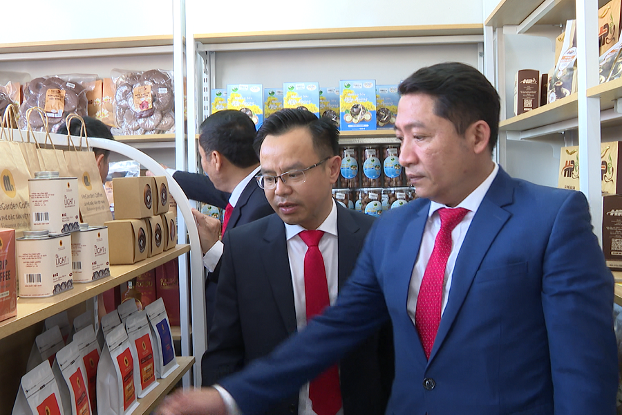 L&atilde;nh đạo x&atilde; Nh&acirc;n Cơ tham quan khu trưng b&agrave;y sản phẩm