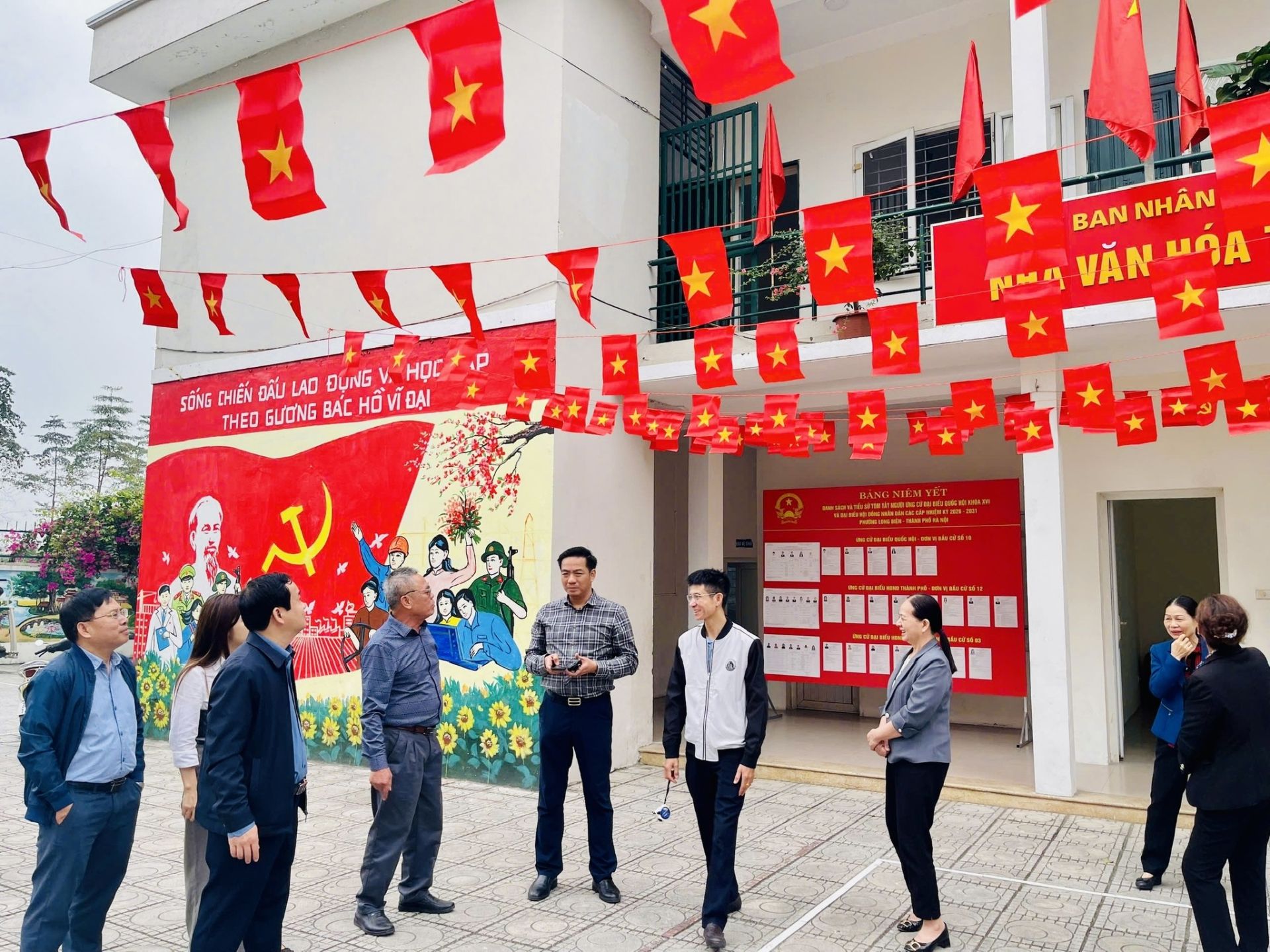 Đo&agrave;n c&ocirc;ng t&aacute;c phường Long Bi&ecirc;n kiểm tra c&ocirc;ng t&aacute;c trang tr&iacute;, ni&ecirc;m yết danh s&aacute;ch cử tri v&agrave; c&aacute;c điều kiện phục vụ bầu cử tại một khu vực bỏ phiếu tr&ecirc;n địa b&agrave;n.