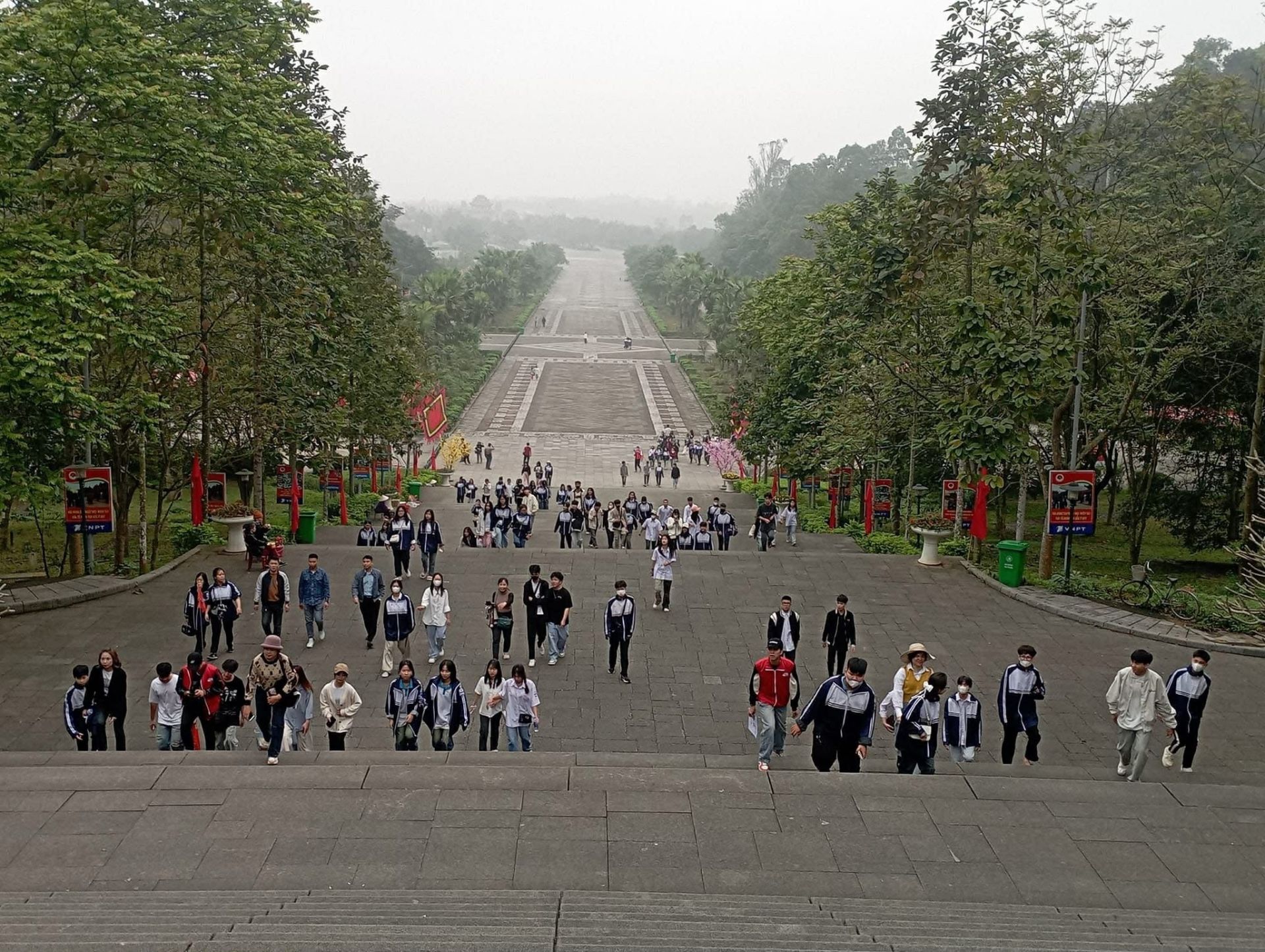 Trong những ng&agrave;y Tết Nguyến đ&aacute;n B&iacute;nh Ngọ 2026, khu di t&iacute;ch Đền H&ugrave;ng trở th&agrave;nh điểm đến hấp dẫn thu h&uacute;t h&agrave;ng chục ngh&igrave;n lượt du kh&aacute;ch v&agrave; người d&acirc;n địa phương