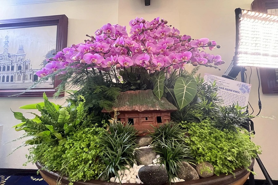 T&aacute;c phẩm Ng&ocirc;i nh&agrave; hạnh ph&uacute;c.