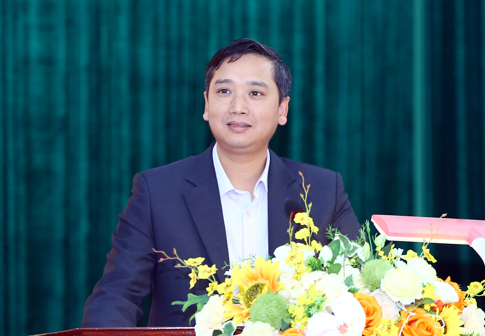 Đồng ch&iacute; Nguyễn Việt Oanh thay mặt những người ứng cử ph&aacute;t biểu.