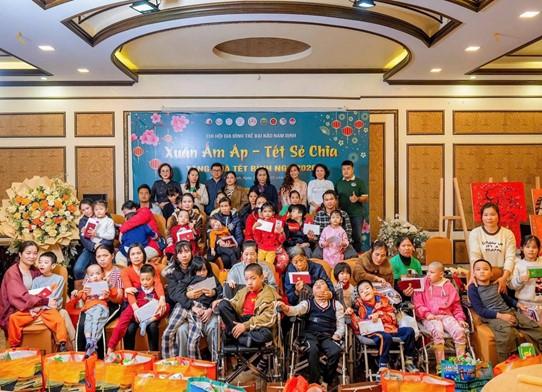 DSCC Vũ Thị Phương trao những phần qu&agrave; nghĩa t&igrave;nh tới c&aacute;c Mẹ Việt Nam Anh h&ugrave;ng, gia đ&igrave;nh liệt sĩ, những em nhỏ c&oacute; ho&agrave;n cảnh kh&oacute; khăn, trẻ mắc chứng bại n&atilde;o v&agrave; người khuyết tật.