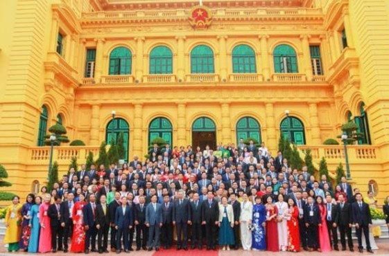 DSCC Vũ Thị Phương vinh dự được tiếp kiến Tổng B&iacute; thư T&ocirc; L&acirc;m tại Phủ Chủ tịch nh&acirc;n Ng&agrave;y Doanh nh&acirc;n Việt Nam.