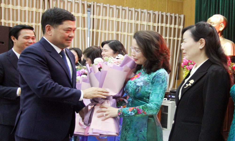 Đồng ch&iacute; Nguyễn Hồng Th&aacute;i, Ủy vi&ecirc;n Trung ương Đảng, B&iacute; thư Tỉnh ủy tặng hoa ch&uacute;c mừng c&aacute;c đồng ch&iacute; nữ c&aacute;n bộ l&atilde;nh đạo.