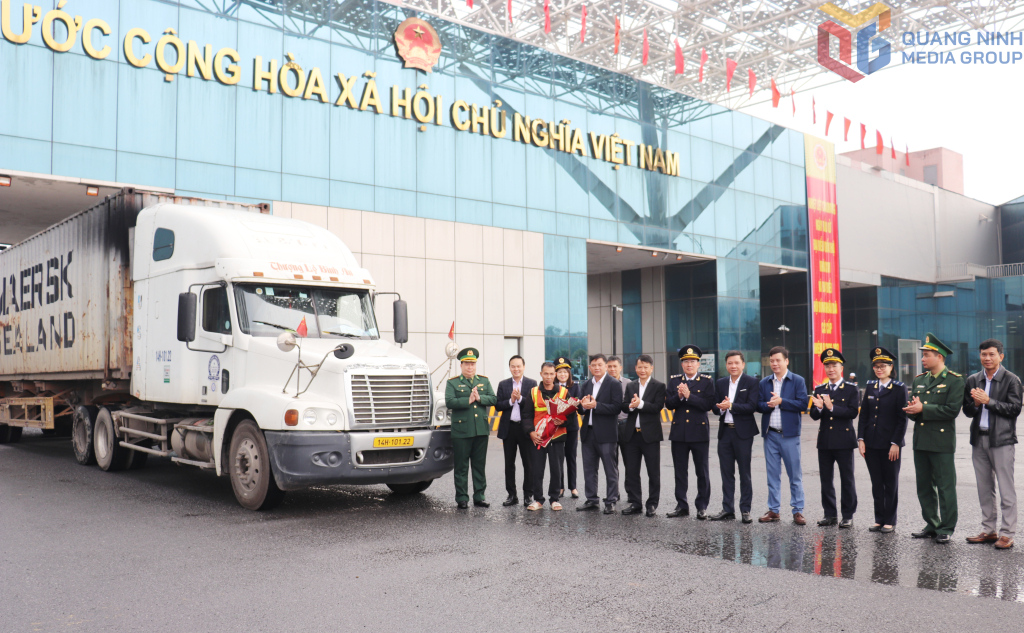 L&atilde;nh đạo Ban Quản l&yacute; khu kinh tế tỉnh Quảng Ninh, l&atilde;nh đạo phường M&oacute;ng C&aacute;i 1 v&agrave; c&aacute;c ng&agrave;nh chức năng cửa khẩu ch&agrave;o đ&oacute;n, tặng hoa ch&uacute;c mừng doanh nghiệp c&oacute; l&ocirc; h&agrave;ng xuất khẩu v&agrave; nhập khẩu đầu ti&ecirc;n th&ocirc;ng quan v&agrave;o ng&agrave;y cuối tuần