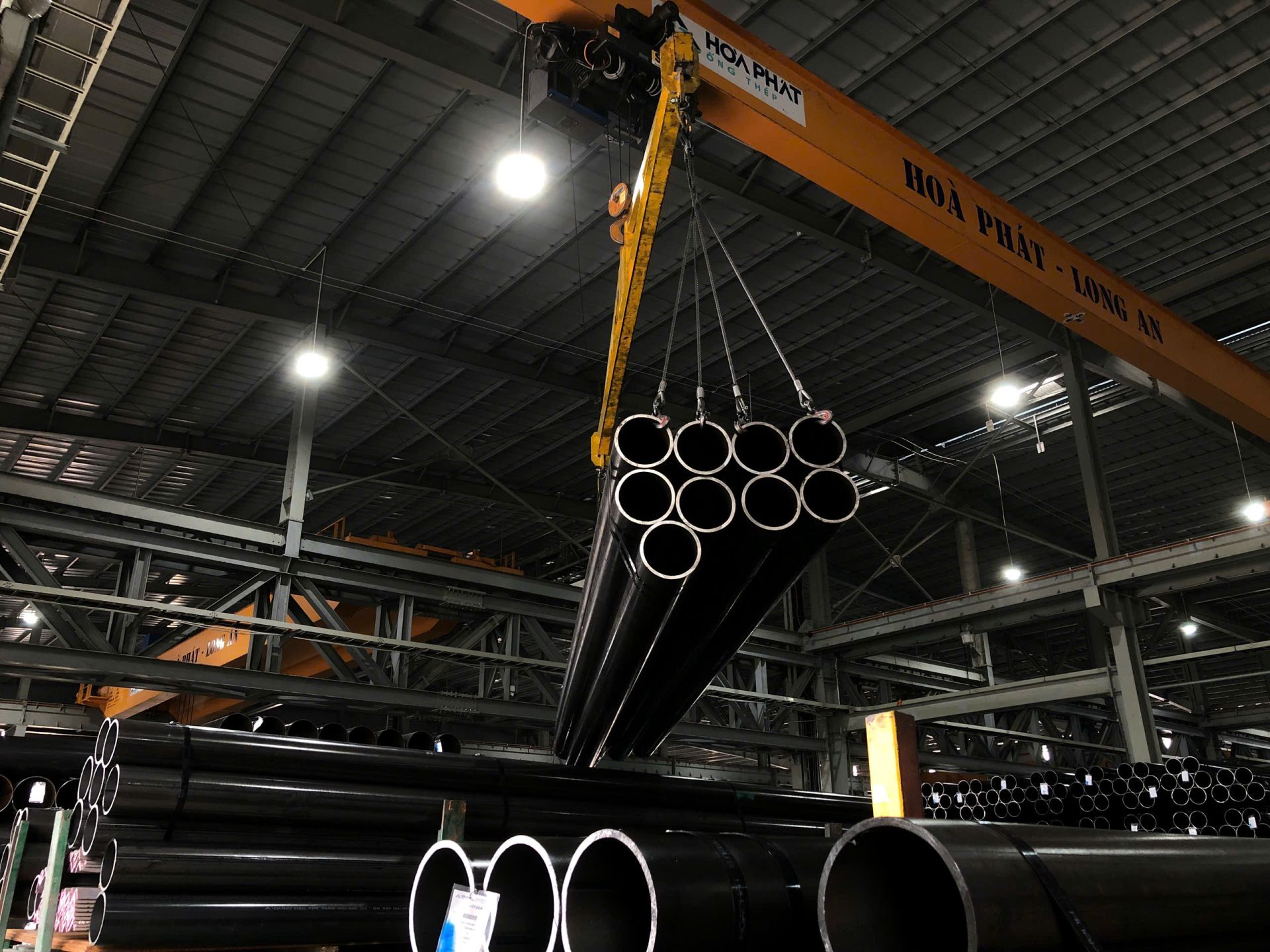 Nh&agrave; m&aacute;y sản xuất đa dạng c&aacute;c d&ograve;ng sản phẩm, đặc biệt c&aacute;c sản phẩm ống th&eacute;p c&oacute; k&iacute;ch thước si&ecirc;u lớn. Ảnh: HPG