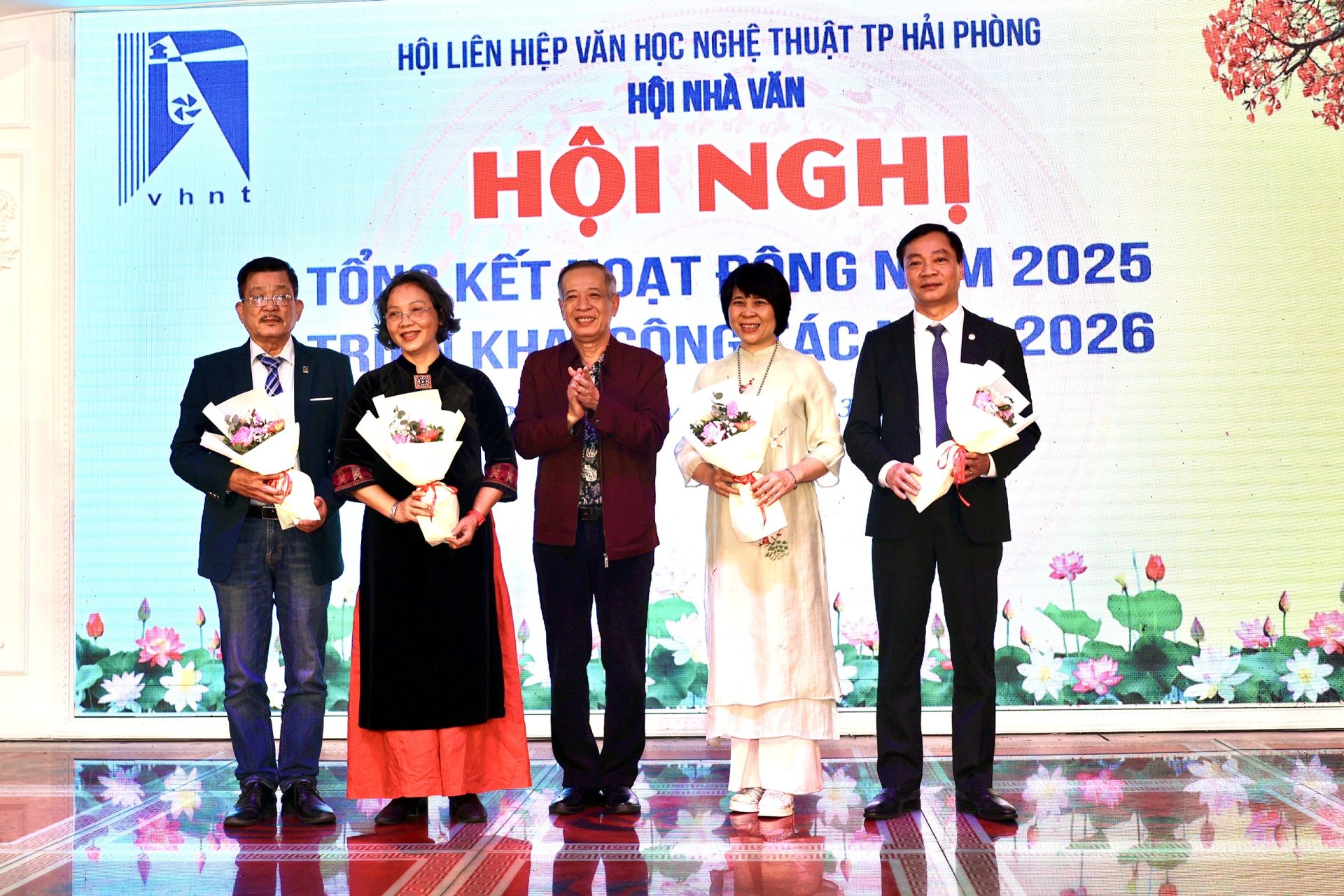 L&atilde;nh đạo Hội Li&ecirc;n hiệp Văn học nghệ thuật Hải Ph&ograve;ng tặng hoa ch&uacute;c mừng c&aacute;c t&acirc;n Hội vi&ecirc;n Hội Nh&agrave; văn Việt Nam.