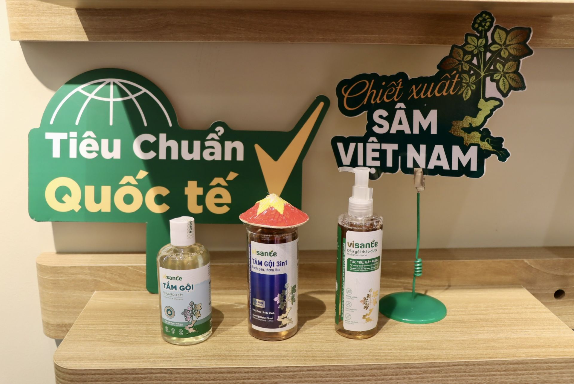 C&ocirc;ng ty Cổ phần Viginseng mang đến Kh&ocirc;ng gian trưng b&agrave;y c&aacute;c d&ograve;ng sản phẩm chăm s&oacute;c c&aacute; nh&acirc;n chiết xuất từ s&acirc;m Việt v&agrave; thảo dược bản địa