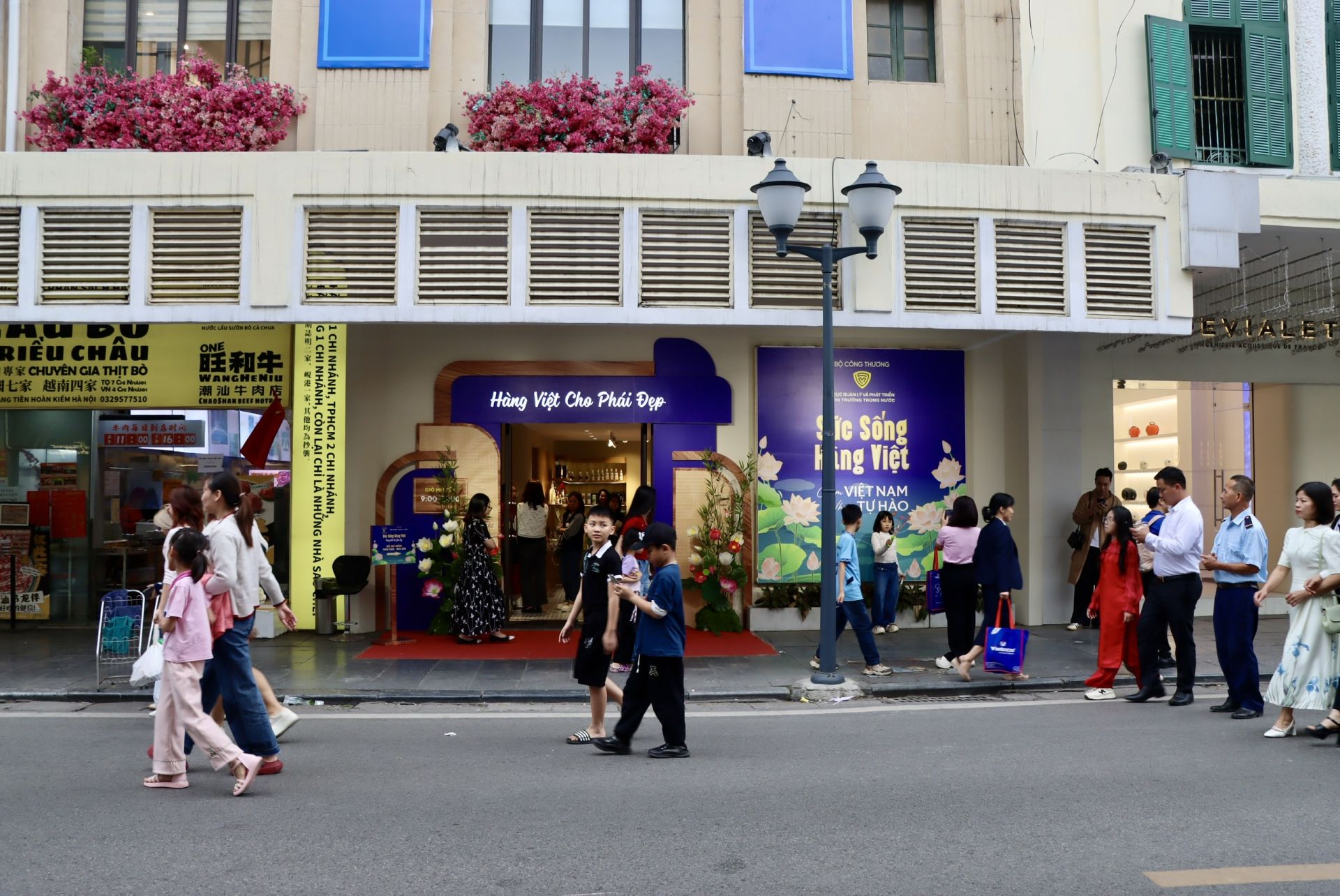 Kh&ocirc;ng gian trưng b&agrave;y, livestream &ldquo;Sức sống h&agrave;ng Việt&rdquo; hiện diện tr&ecirc;n &ldquo;phố Hiệu&rdquo; Tr&agrave;ng Tiền, định h&igrave;nh một địa chỉ quen thuộc, uy t&iacute;n để t&ocirc;n vinh h&agrave;ng Việt ngay tại trung t&acirc;m Thủ đ&ocirc;.