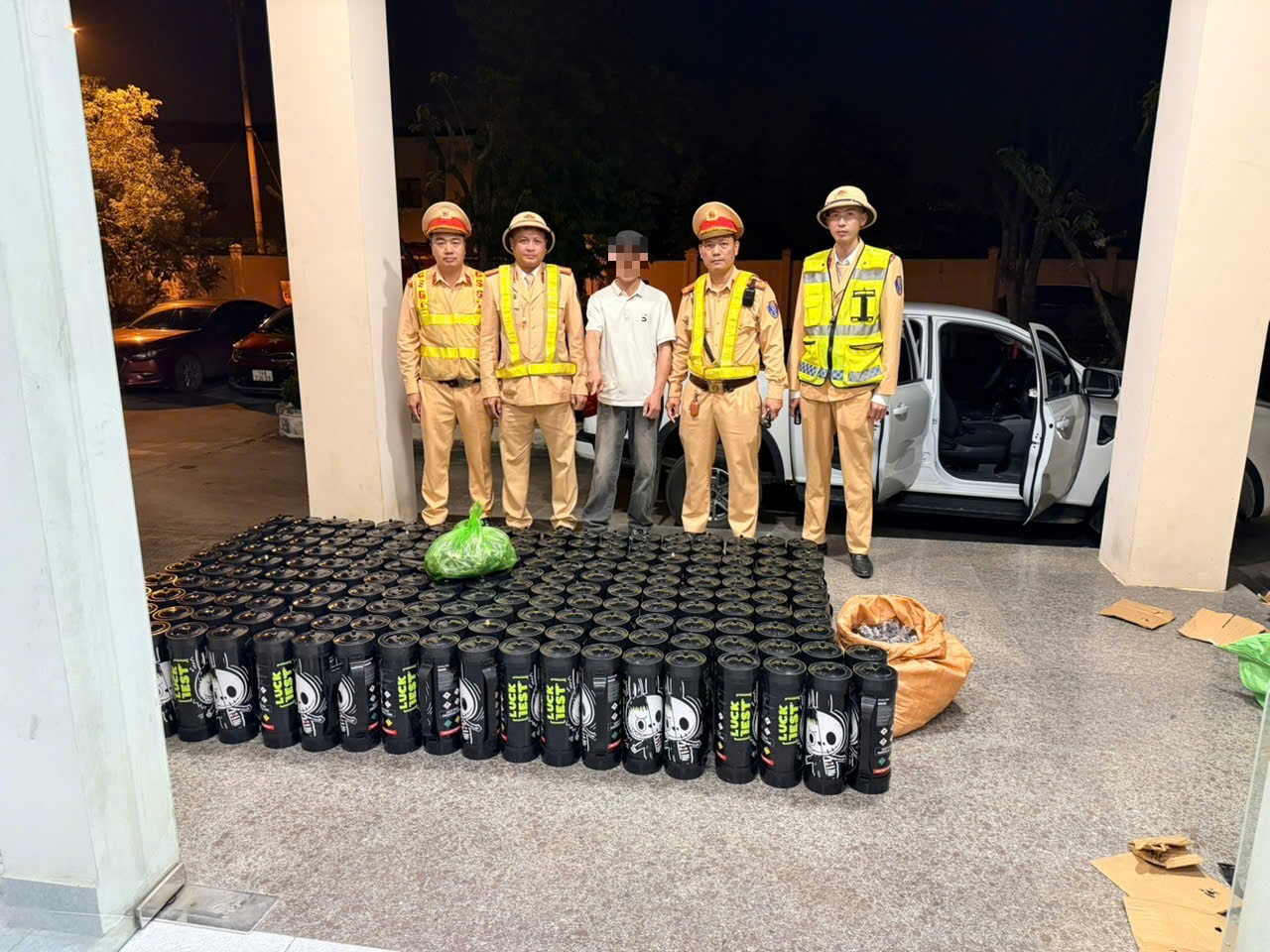 Quảng Ninh: Chặn đứng xe bán tải chở gần 200 bình nghi "khí cười" lúc rạng sáng