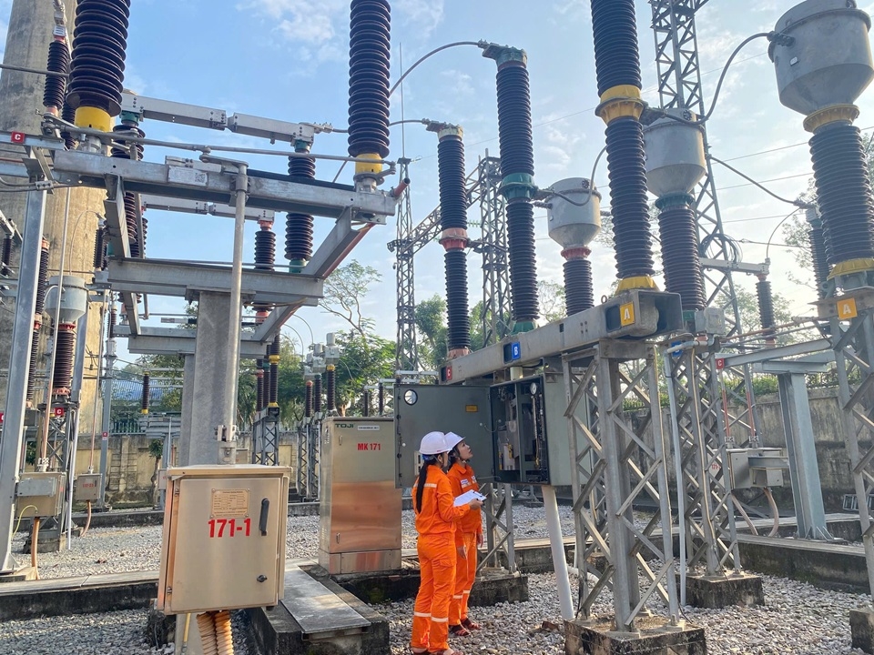 Những “bông hoa Điện lực” kiên cường giữa đời thường