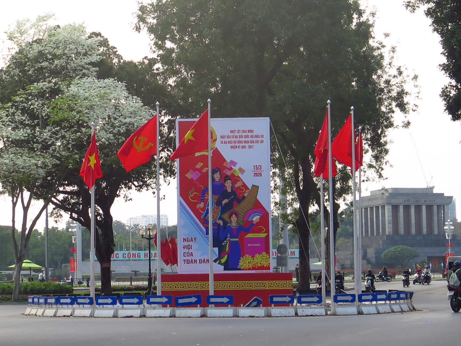 Cụm pano được đặt tại vị tr&iacute; trung t&acirc;m tr&ecirc;n tuyến đường Điện Bi&ecirc;n Phủ hướng v&agrave;o Lăng B&aacute;c - Ảnh: Hương Giang