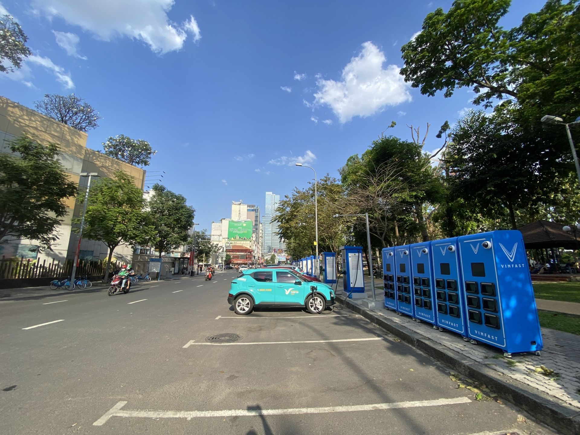 TP. HCM bổ sung 50 điểm lắp tủ đổi pin xe máy điện trên vỉa hè