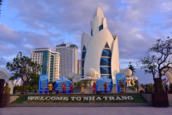 Văn nghệ ch&agrave;o mừng