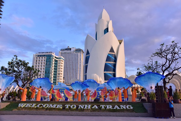 Văn nghệ ch&agrave;o mừng