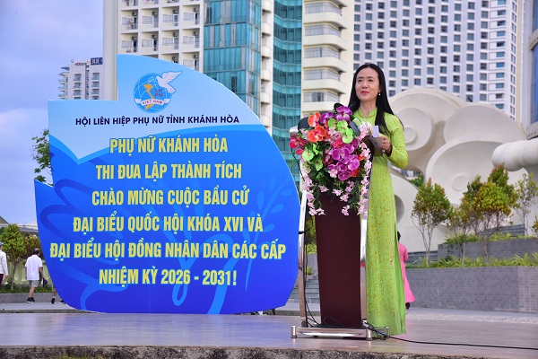 B&agrave; Nguyễn Quỳnh Nga- Tỉnh ủy vi&ecirc;n, UVBCH Trung ương Hội LHPN Việt Nam, Ph&oacute; Ch&ugrave; tịch UBMTTQ Việt Nam tỉnh, Chủ tịch Hội LHPN tỉnh đọc diễn văn kỷ niệm v&agrave; ph&aacute;t động thi đua.;