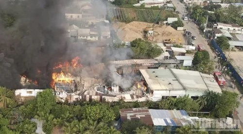 Điều tra nguyên nhân cháy lớn ở kho hàng tại Đồng Nai
