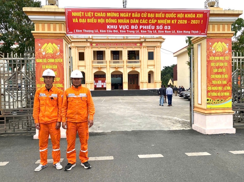 Nh&acirc;n vi&ecirc;n Đội Quản lý Đi&ecirc;̣n lực khu vực Hải Hậu - C&ocirc;ng ty Điện lực Ninh B&igrave;nh thực hiện ứng trực tại địa điểm diễn ra bầu cử