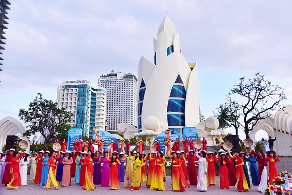 Tr&igrave;nh diễn &aacute;o d&agrave;i