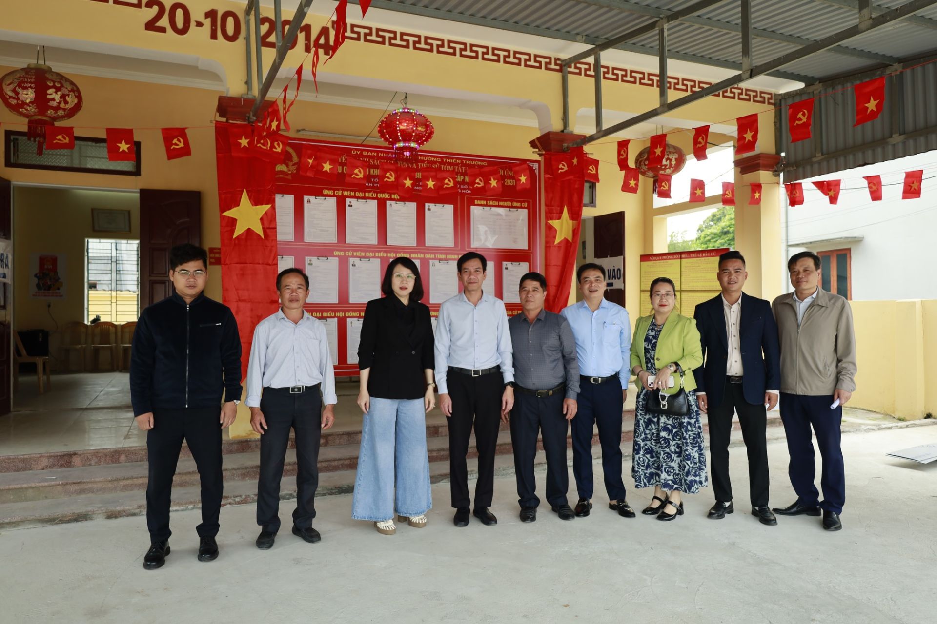 Đi c&ugrave;ng đo&agrave;n c&oacute; đồng ch&iacute; Phạm Thị Thu Hiền - Ph&oacute; B&iacute; thư Thường trực Đảng uỷ phường; c&aacute;c đồng ch&iacute; Ủy vi&ecirc;n Ủy ban bầu cử phường; c&ugrave;ng c&aacute;c đồng ch&iacute; Tổ trưởng Tổ bầu cử, B&iacute; thư chi bộ, Trưởng Ban C&ocirc;ng t&aacute;c Mặt trận, Tổ trưởng tổ d&acirc;n phố tại c&aacute;c điểm đến kiểm tra.