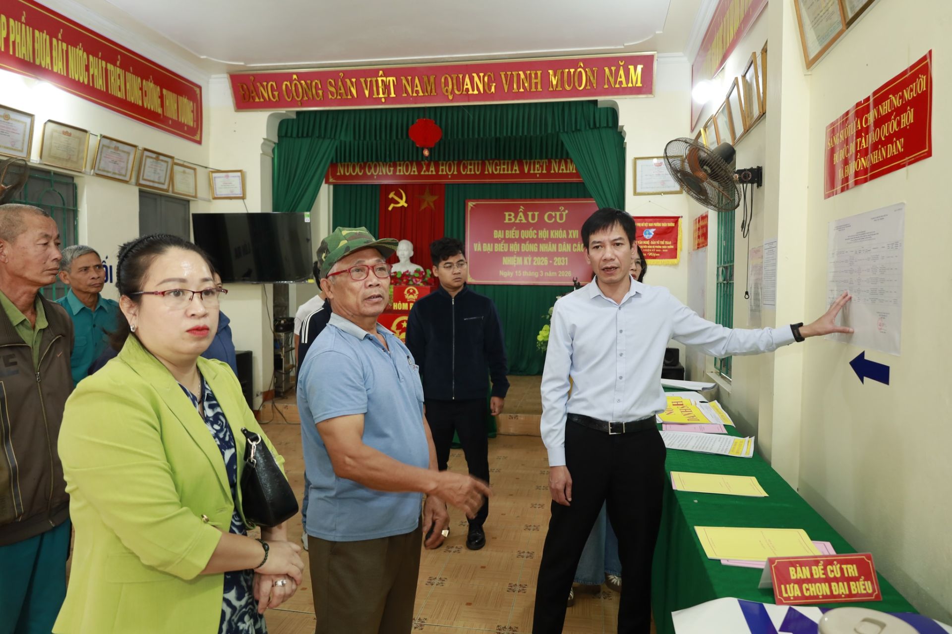 Đồng ch&iacute; Đinh Ho&agrave;ng Dũng &ndash; B&iacute; thư Đảng uỷ, Chủ tịch HĐND phường Thi&ecirc;n Trường tỉnh Ninh B&igrave;nh tại điểm bầu cử.