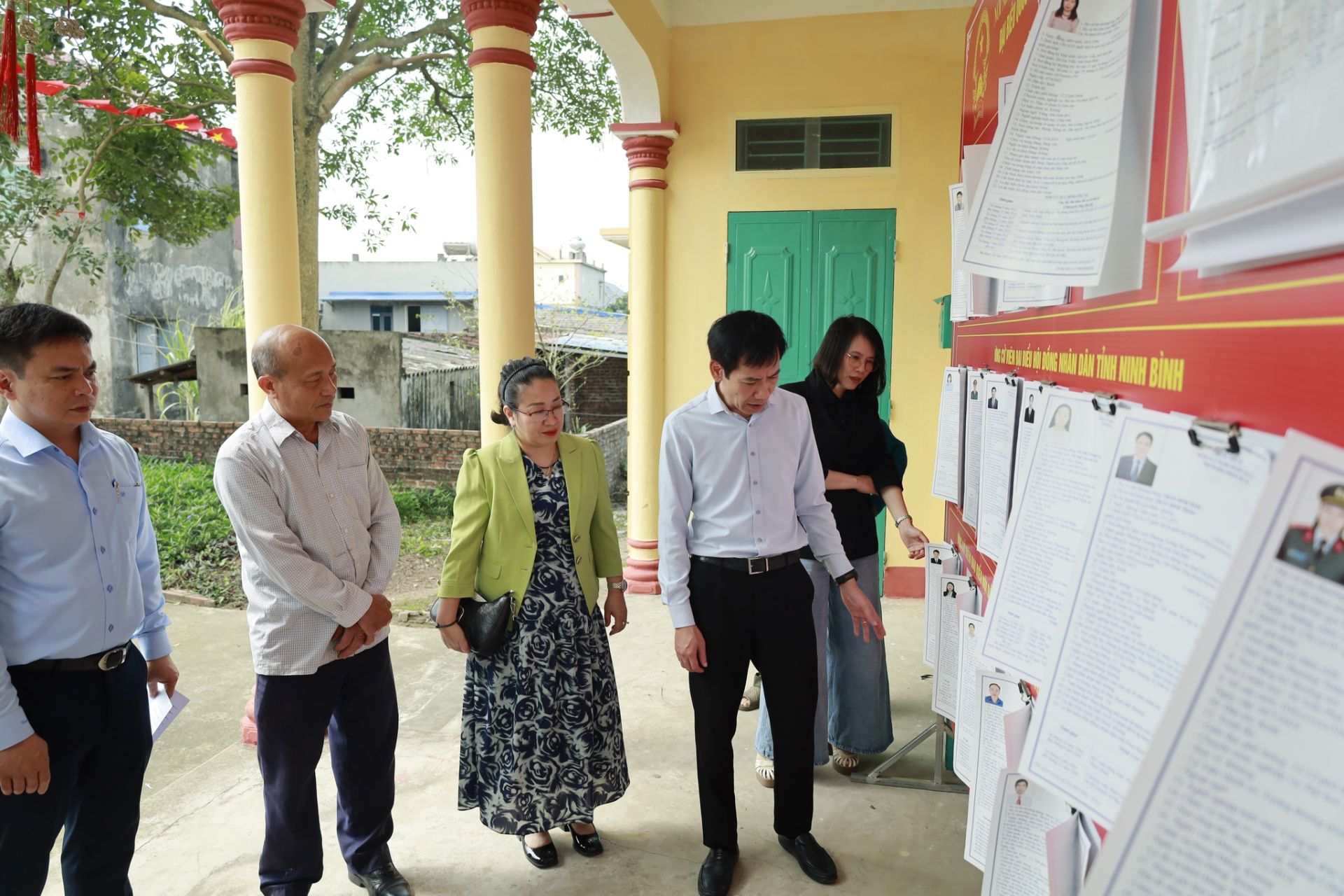 Qua kiểm tra cho thấy, c&aacute;c tổ bầu cử đ&atilde; nghi&ecirc;m t&uacute;c triển khai c&aacute;c bước chuẩn bị theo đ&uacute;ng quy định, việc ni&ecirc;m yết danh s&aacute;ch cử tri v&agrave; th&ocirc;ng tin người ứng cử được thực hiện đầy đủ, c&ocirc;ng khai, tạo điều kiện thuận lợi để nh&acirc;n d&acirc;n theo d&otilde;i v&agrave; gi&aacute;m s&aacute;t.