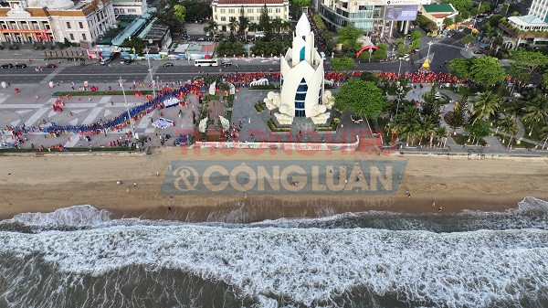 Diễu h&agrave;nh &aacute;o d&agrave;i tr&ecirc;n đường Trần Ph&uacute;