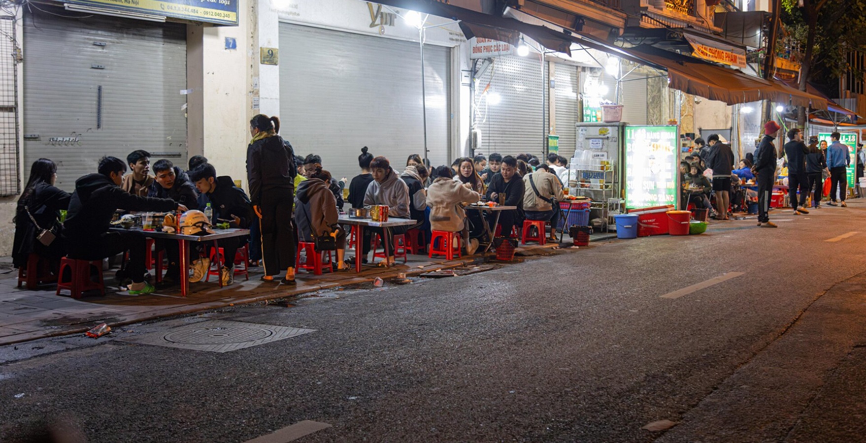 Báo động vi phạm an toàn thực phẩm tại phố cổ Hà Nội: Xử phạt xong vẫn tái diễn