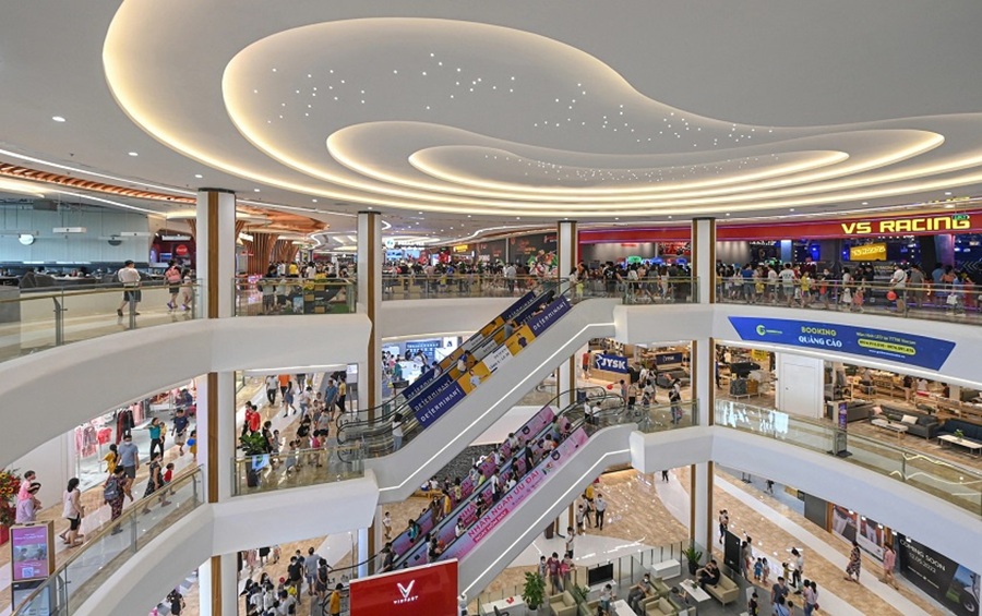 Hoạt động mua sắm tại c&aacute;c trung t&acirc;m thương mại H&agrave; Nội s&ocirc;i động trong những th&aacute;ng đầu năm 2026.