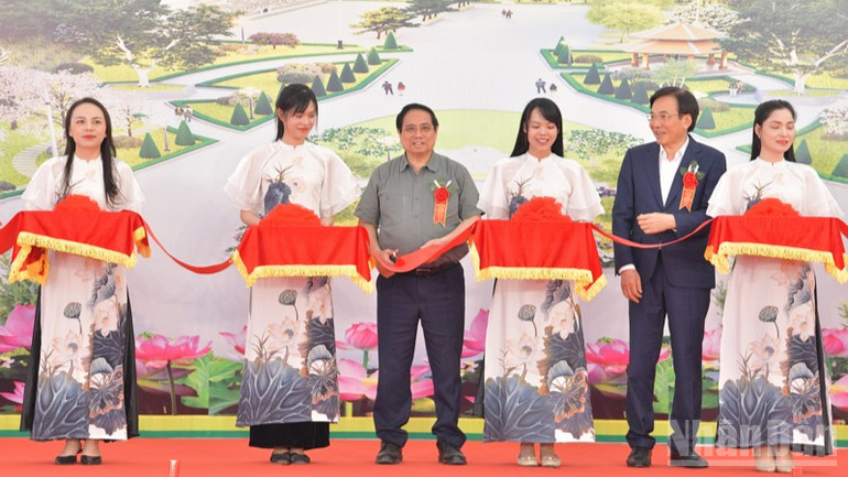 Thủ tướng Phạm Minh Ch&iacute;nh thực hiện nghi thức cắt băng kh&aacute;nh th&agrave;nh c&ocirc;ng tr&igrave;nh. (Ảnh: THANH GIANG)