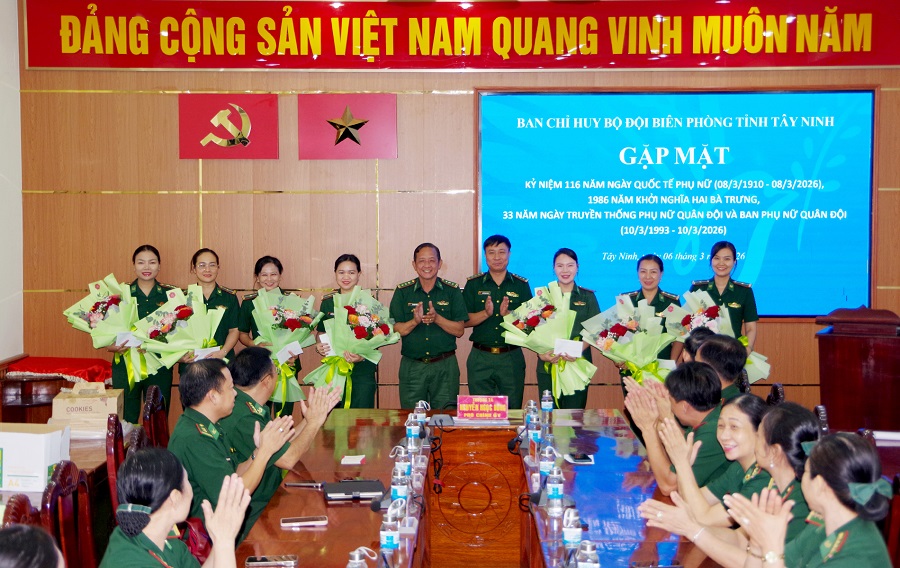 Thủ trưởng Ban Chỉ huy BĐBP tỉnh tặng hoa v&agrave; qu&agrave; ch&uacute;c mừng c&aacute;n bộ, hội vi&ecirc;n Hội Phụ nữ BĐBP tỉnh nh&acirc;n dịp gặp mặt