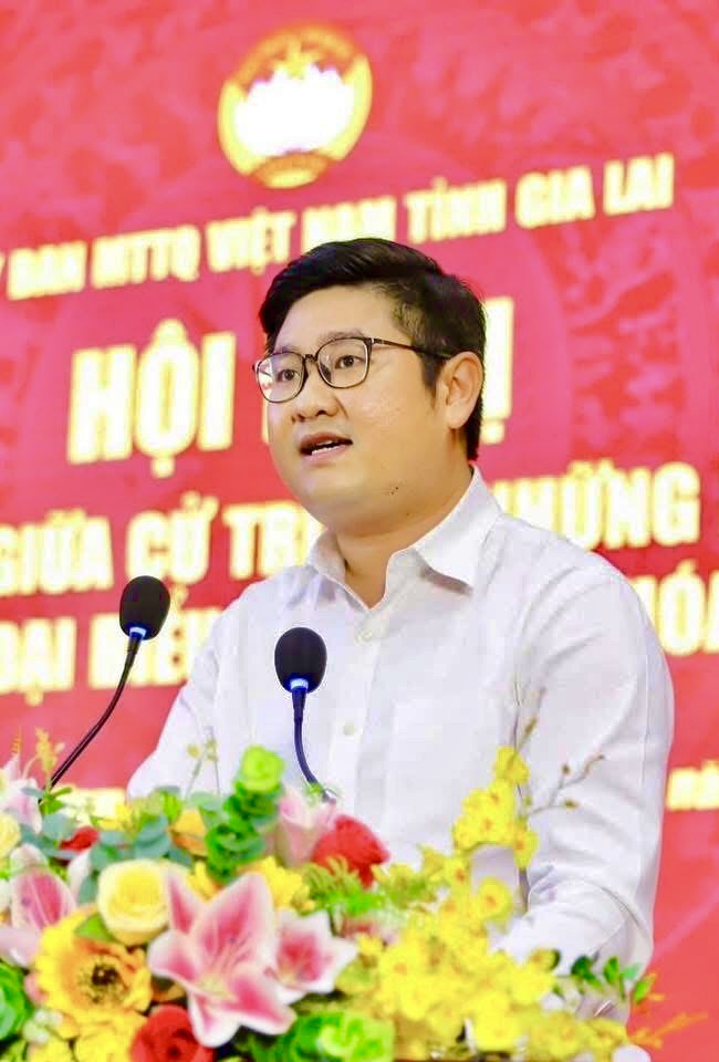 Anh Vũ Hồng Quân trình bày Chương trình hành động của mình. Anh Vũ Hồng Quân trình bày Chương trình hành động của mình.