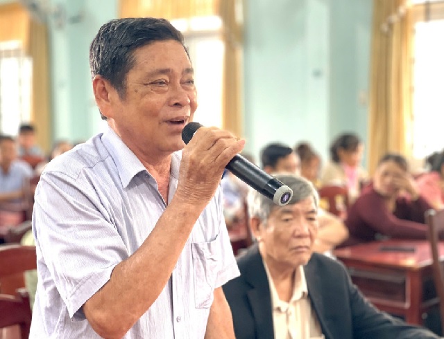 Cử tri xã Bình Phú, tỉnh Gia Lai phát biểu ý kiến. Cử tri xã Bình Phú, tỉnh Gia Lai phát biểu ý kiến.