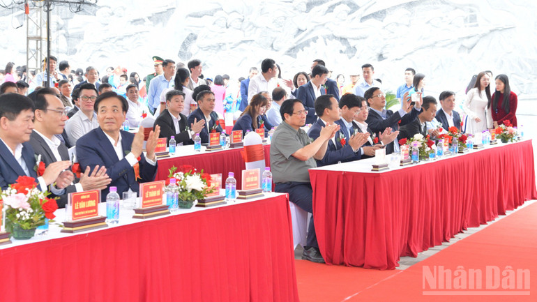 Thủ tướng Phạm Minh Ch&iacute;nh v&agrave; c&aacute;c đồng ch&iacute; l&atilde;nh đạo, đại biểu tham dự lễ kh&aacute;nh th&agrave;nh. (Ảnh: THANH GIANG)