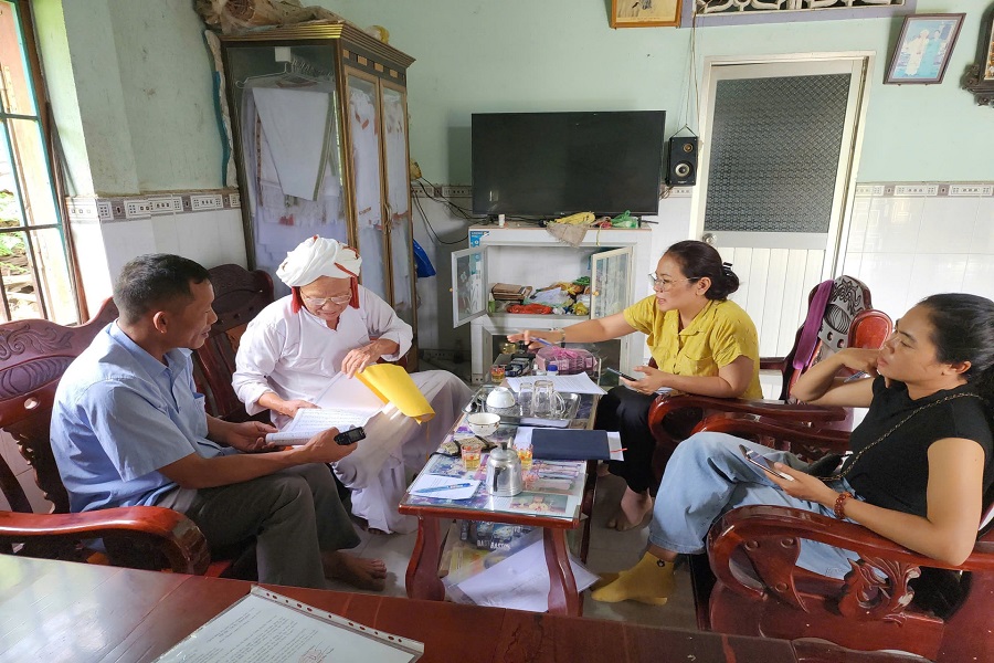 B&agrave; Lư Th&aacute;i Tuy&ecirc;n (&aacute;o v&agrave;ng) tham gia chương tr&igrave;nh khảo s&aacute;t, nghi&ecirc;n cứu văn h&oacute;a d&acirc;n tộc tại c&aacute;c x&atilde; Sơn Mỹ, T&aacute;nh Linh, La Dạ (L&acirc;m Đồng)