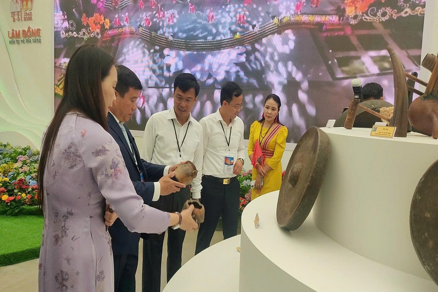 B&agrave; Lư Th&aacute;i Tuy&ecirc;n (&aacute;o v&agrave;ng) tham gia trưng b&agrave;y triển l&atilde;m th&agrave;nh tựu kinh tế x&atilde; hội tỉnh L&acirc;m Đồng tại triển l&atilde;m A80 ở H&agrave; Nội năm 2025