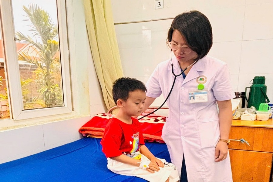 B&aacute;c sĩ Nguyễn Thị Thanh Hương tận t&igrave;nh chăm s&oacute;c, kh&aacute;m chữa bệnh cho người d&acirc;n