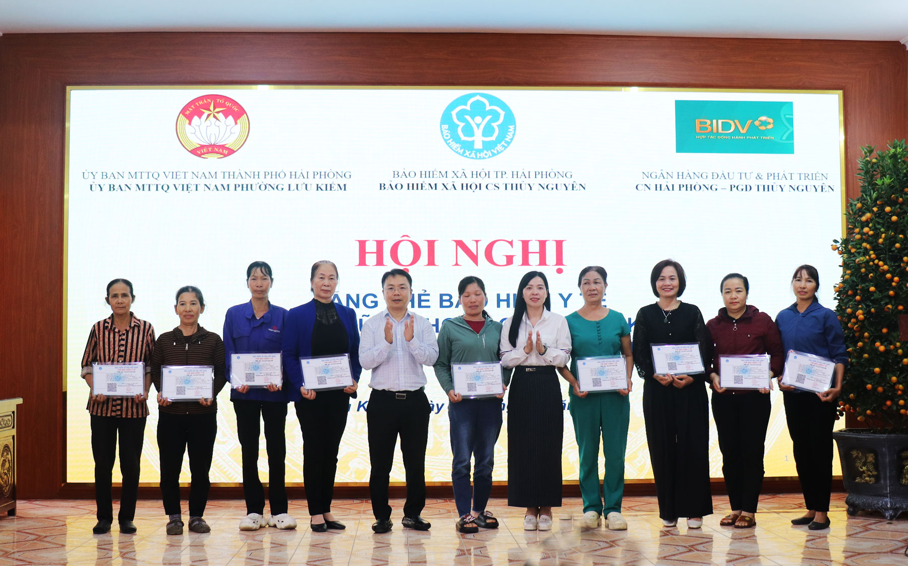 Chi bộ BHXH cơ sở Thủy Nguyên ra mắt mô hình “Dân vận khéo”: Tặng thẻ BHYT - Trao gửi yêu thương