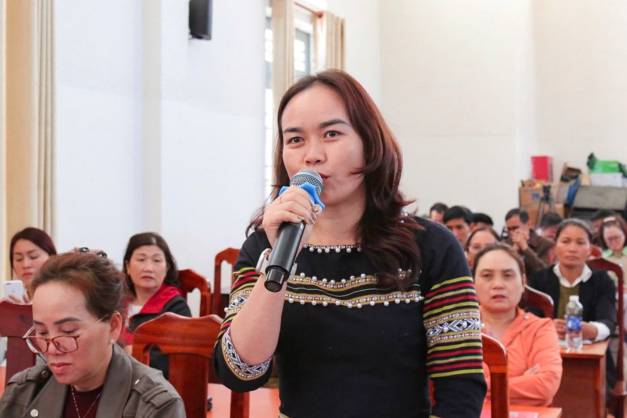 Cử tri l&agrave; đồng b&agrave;o d&acirc;n tộc Chu Ru b&agrave;y tỏ mong muốn địa phương quan t&acirc;m x&acirc;y dựng một căn nh&agrave; s&agrave;n l&agrave;m nơi sinh hoạt cộng đồng.