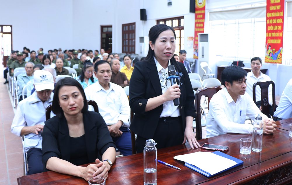 Cử tri x&atilde; Cao Đức n&ecirc;u &yacute; kiến tại hội nghị.