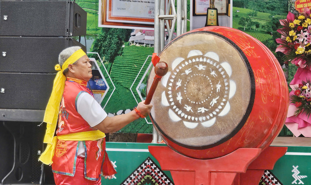 Bậc cao ni&ecirc;n ở địa phương đ&aacute;nh trống khai hội.