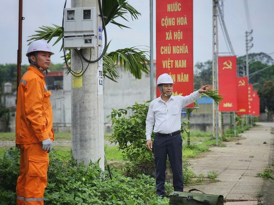 L&atilde;nh đạo Đội Quản l&yacute; Điện lực khu vực Định H&oacute;a - C&ocirc;ng ty Điện lực Th&aacute;i Nguy&ecirc;n kiểm tra hiện trường, chỉ đạo c&ocirc;ng t&aacute;c chuẩn bị phương &aacute;n cấp điện phục vụ bầu cử