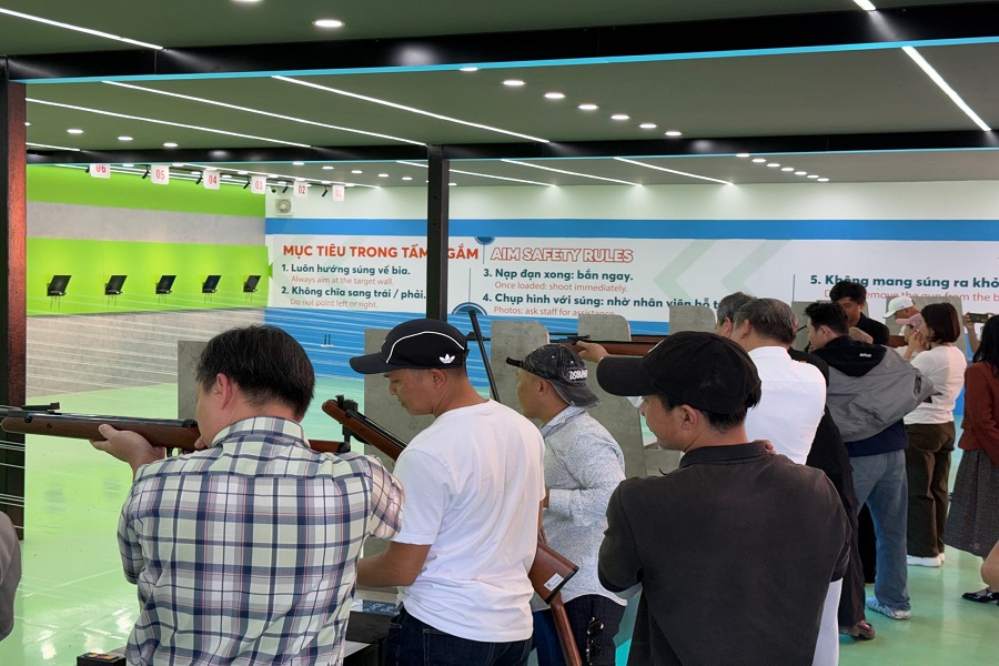 Đo&agrave;n khảo s&aacute;t trải nghiệm tr&ograve; chơi bắn s&uacute;ng