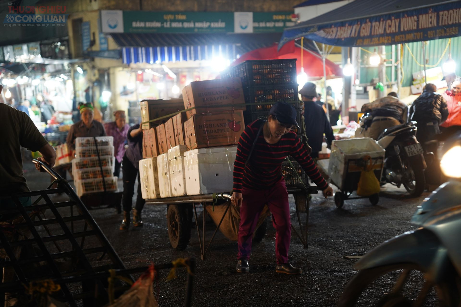 Mỗi chuyến xe hàng nặng trĩu là một phần mưu sinh của những lao động tự do tại chợ Long Biên. Mỗi chuyến xe hàng nặng trĩu là một phần mưu sinh của những lao động tự do tại chợ Long Biên.